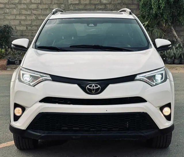 Toyota RAV 4 SE — 2018