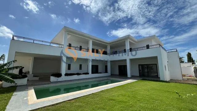 Villa contemporaine R+1 à Ngaparou — 300 m², piscine