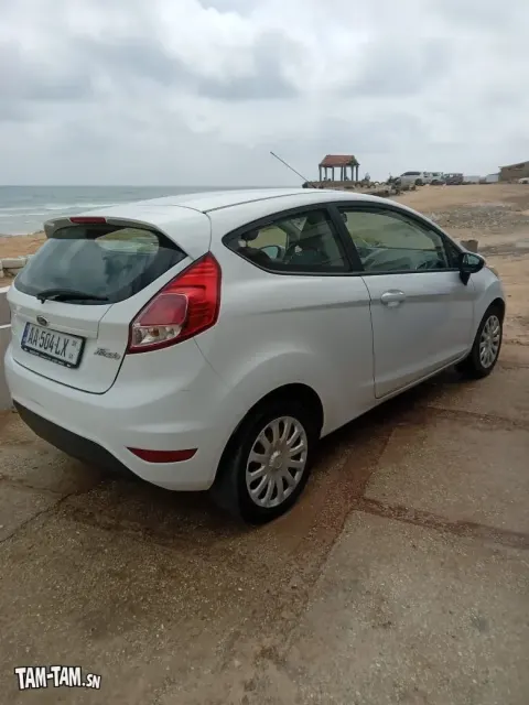 Ford fiesta 2 portes modèle 2014 essence manuelle