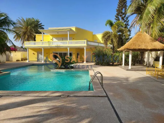 Villa contemporaine pieds dans l’eau à Saly — 392 m², piscine