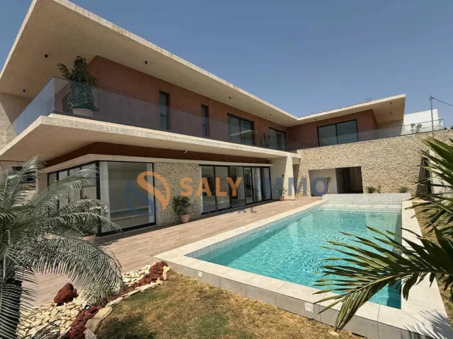 Villa contemporaine neuve à Saly — 280 m², piscine