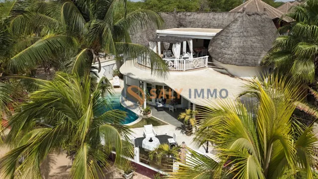 Villa à Saly — 300 m², pieds dans l’eau