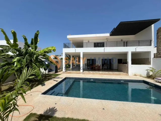 Villa à Saly — 500 m², pieds dans l’eau