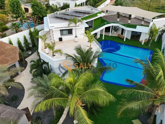 Villa à Warang — 480 m², pieds dans l’eau