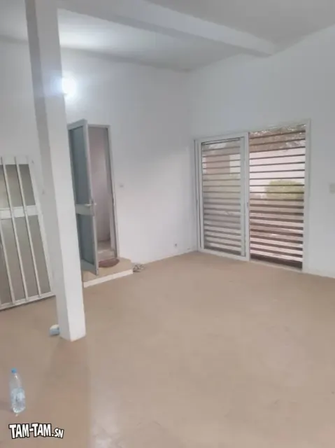 Magasin bien positionné à louer à  la CITÉ BIAGUI