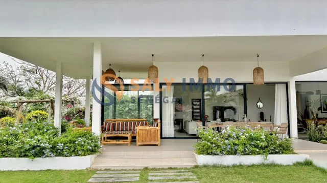 Villa à Nguérigne — 400 m², piscine