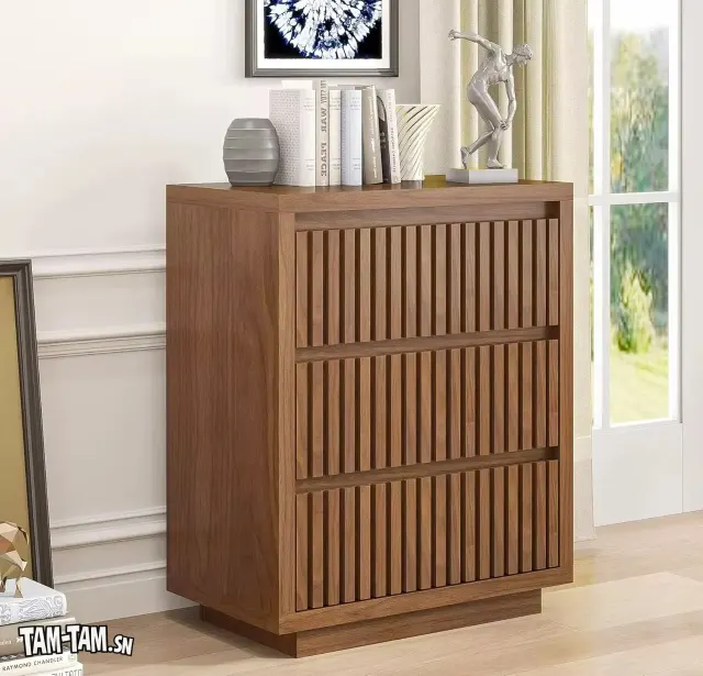 Commode à trois tiroirs en bois