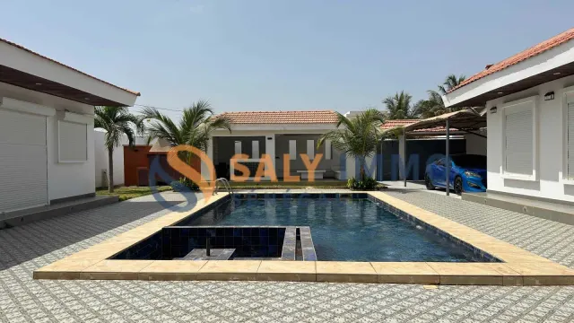 Villa à louer à Somone — 350 m², piscine