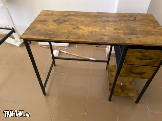 Bureau d'ordinateur de style industriel