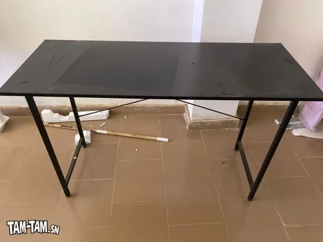 Bureau moderne doté d'un plateau en bois noir