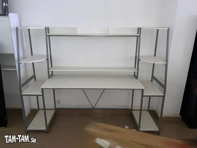 Bureau informatique blanc et gris