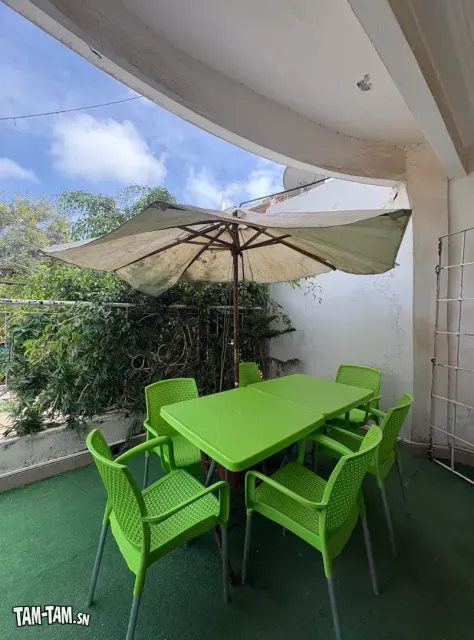 2 tables jardin + 6 chaises + parasol