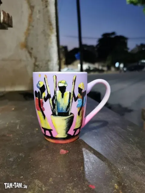 Mug Peint à la Main : Scène de Pilonnage