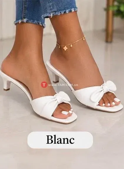 mules à petit talon aiguille (kitten heels).