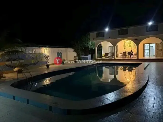 Villa meublée sur 2133m2 de terrain à Warang