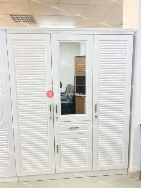 Armoire 3 portes disponible