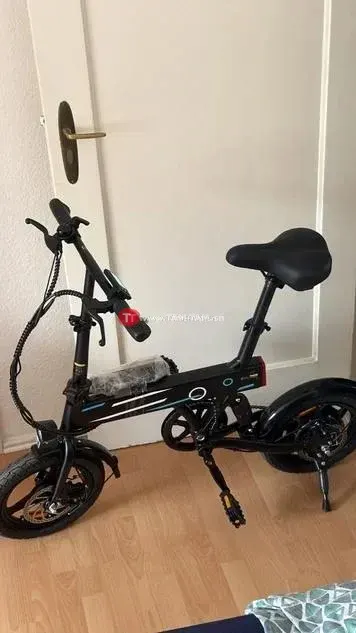 Vélo électrique pliant noir freins disque selle réglable