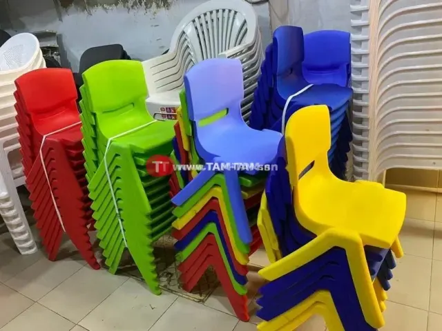 Chaise et tabouret en plastique enfants