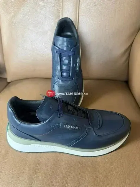 Ferragamo baskets cuir bleu marine ou Noir semelle blanche