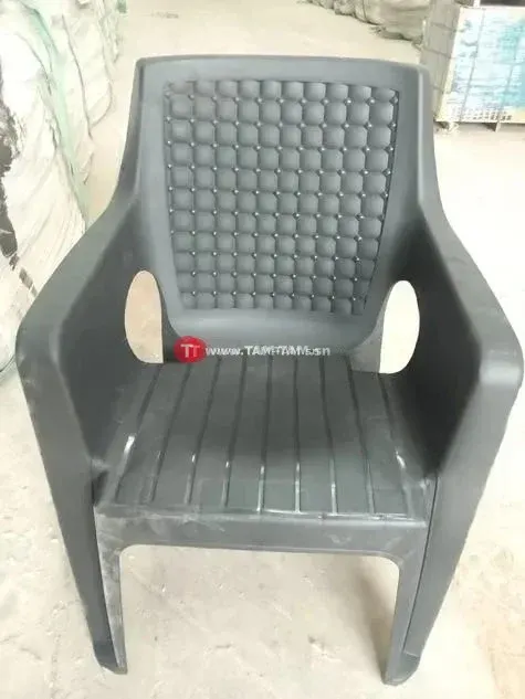 Chaise plastique robuste