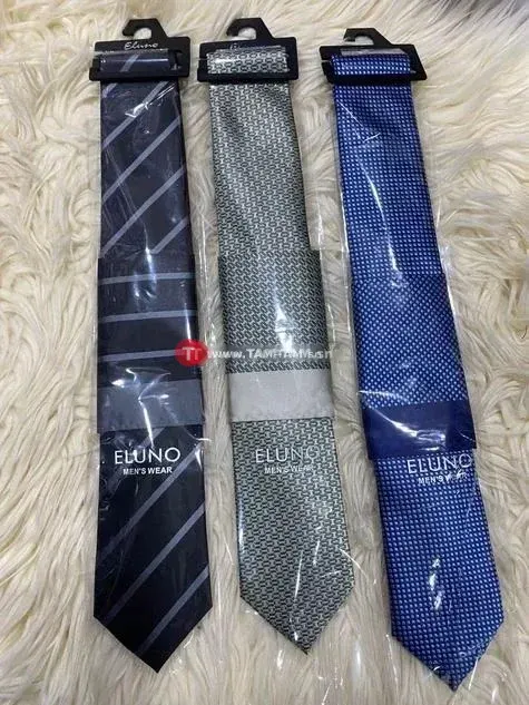 Cravate en soie et pochette assortie