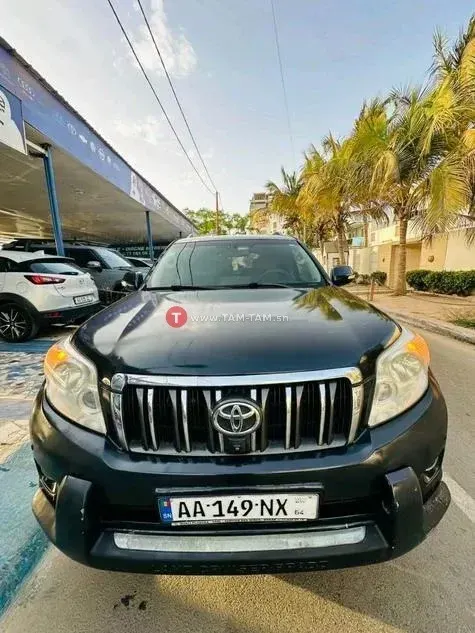 Toyota Land Cruiser Noir SUV Puissant et Fiable