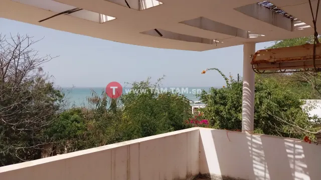 A SAISIR , VILLA D'ARCHITECTE  EN BORD DE MER  A 3