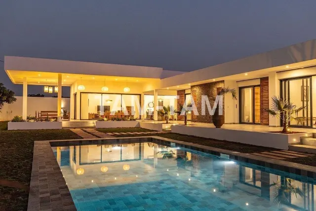 Villa de 400 m² habitable sur un terrain de 1957 m² à vendre à NGUERIGNE