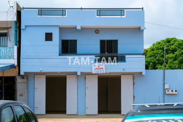 Un magasin + F3 sur un terrain de 900m² environ à louer à Saly carrefour en face FILETS BLEUS