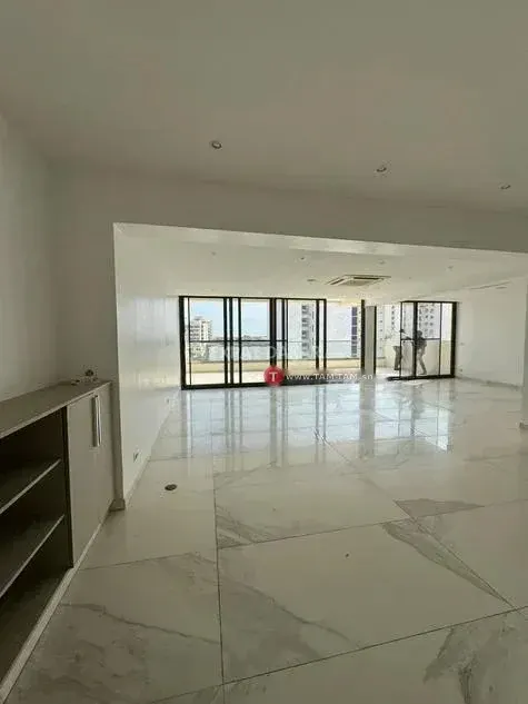 Penthouse de 5 chambres à louer au point e