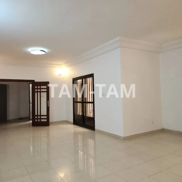 À VENDRE :  Appartement de 130 m² à Ouakam Corniche