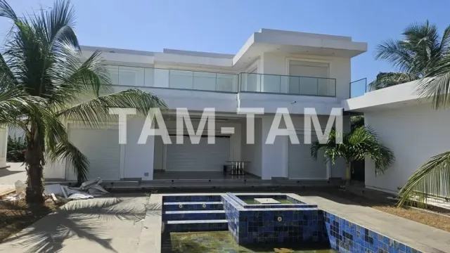 A VENDRE NGUERIGNE : Magnifique villa meublée sur 1200 m² avec piscine, 4 chambres, 2 salons, terrasse extérieure et un bureau extérieur