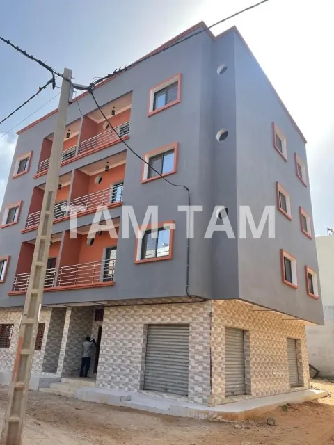 Immeuble R+2 de 03 appartements, 04 studios et 02 magasins à Vendre MBAO