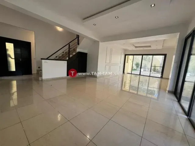 Location magnifique villa F5 Piscine Fann résidence