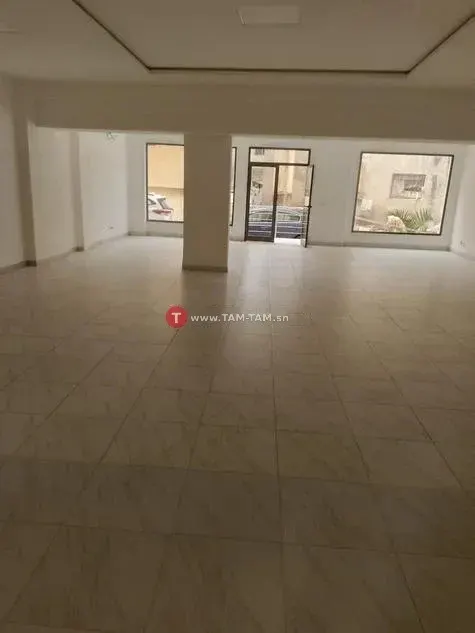 Local commercial lumineux 330m² carrelé Yoff SENELEC