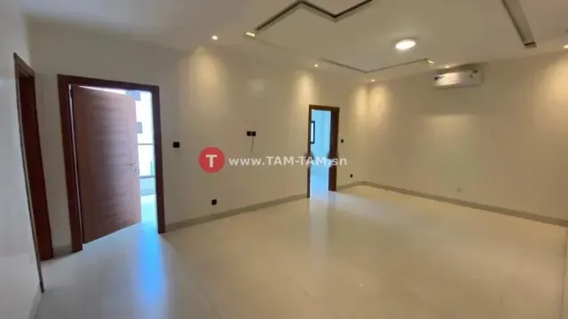 Villa R+1 à louer Almadies