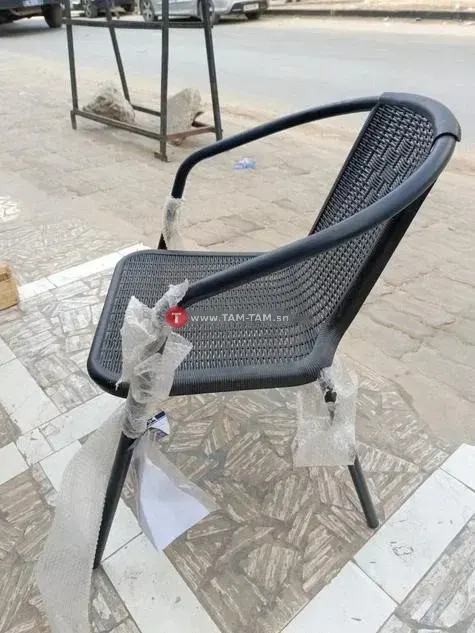 Chaise design noire maille respirante métal stable