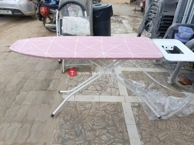 Planche à repasser pliable rose stable avec support fer