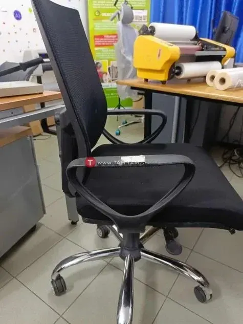 Chaise de bureau ergonomique noire en maille respirante
