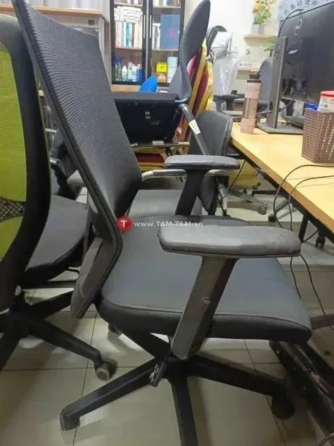 Chaise de bureau ergonomique noire réglable et confortable