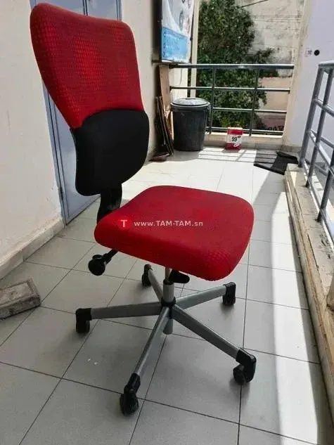 Chaise de bureau ergonomique rouge et noir ajustable