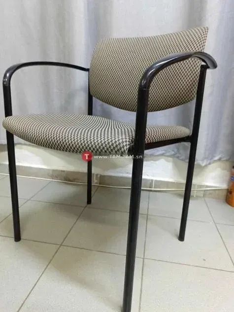 Chaise de bureau beige confortable avec accoudoirs