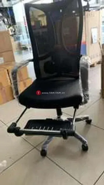 Chaise de bureau ergonomique noire avec repose-pieds