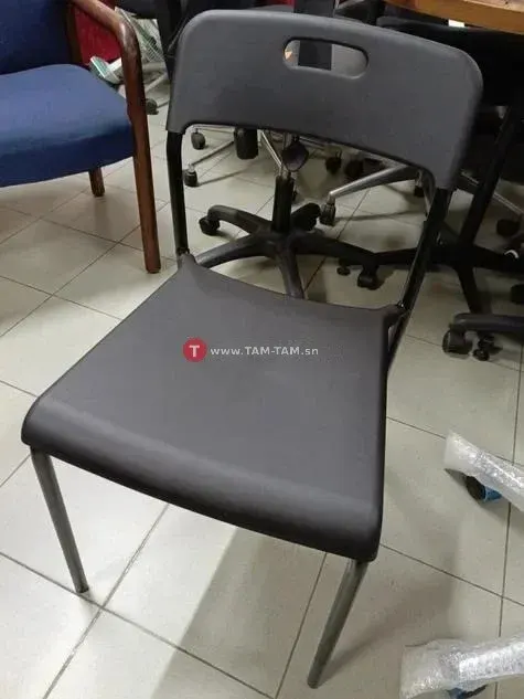 Chaise pliante noire plastique métal ergonomique