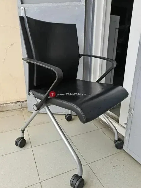 Chaise de bureau ergonomique noire avec roulettes