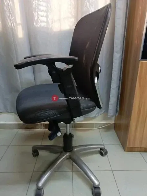 Chaise de bureau ergonomique noire réglable avec roulettes
