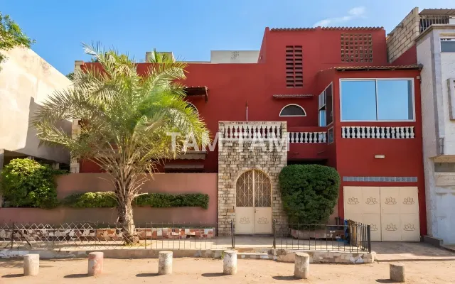 Villa R+1 de 320 m² à vendre à Sicap Mbao en face Route Nationale - Titre Foncier.