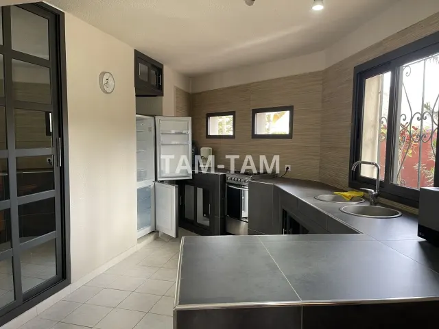 Villa modernisée à vendre en résidence sécurisée au centre de Saly