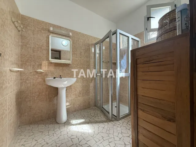 À vendre, à Grand Mbour,  une villa avec un logement indépendant.