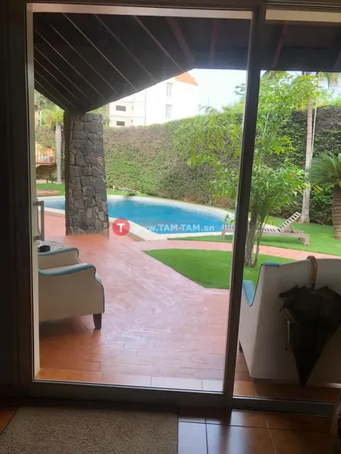 Villa de 908 m² à vendre/louer à POINT E